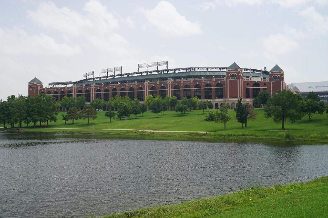 Family Friendly 2Bdrm-Walk To At&T/Cowboys Stadium Арлингтън Екстериор снимка